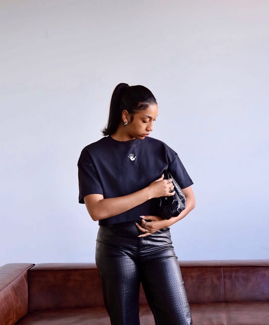 GHIOM ESSENTIAL CROP TEE - BLACK